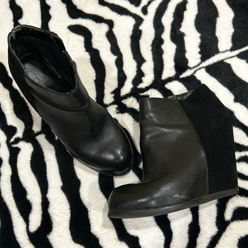 Dolce Vita 4 “ hidden wedge ankle boot. Size 6.5